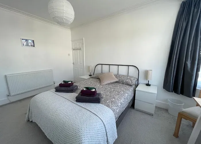 Double Bedroom With Tv In Sudbury Hill Wembley - 10 Mins From Wembley Stadium
