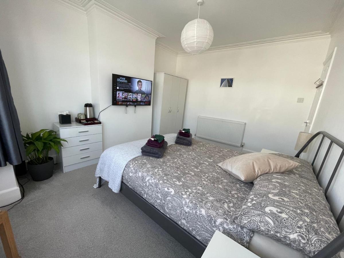 Accommodatie bij particulieren Double Bedroom With Tv In Sudbury Hill Wembley - 10 Mins From Wembley Stadium Harrow on the Hill