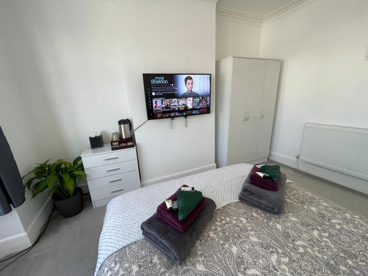 Double Bedroom With Tv In Sudbury Hill Wembley - 10 Mins From Wembley Stadium Homestay
