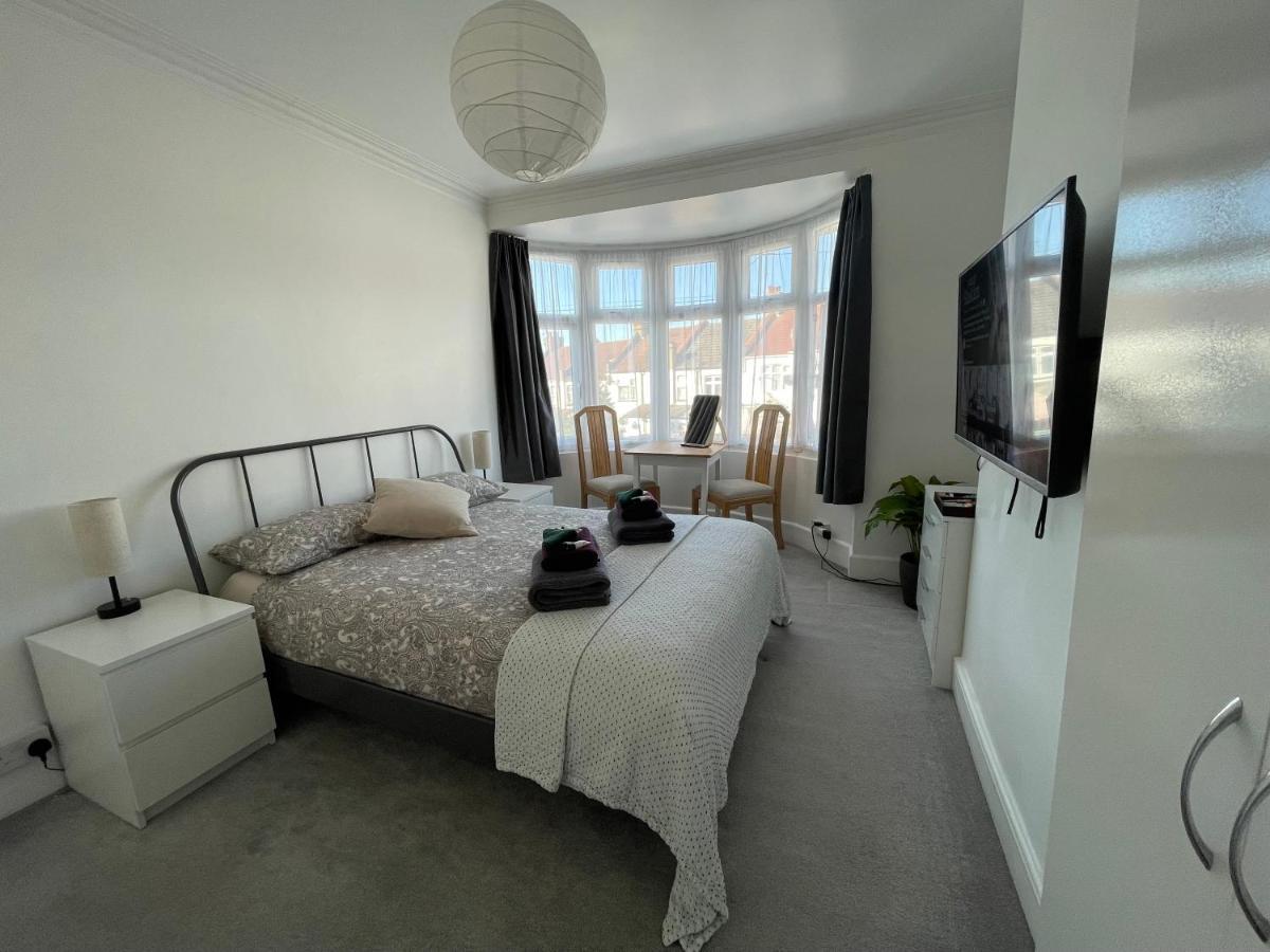 Homestay Double Bedroom With Tv In Sudbury Hill Wembley - 10 Mins From Wembley Stadium *