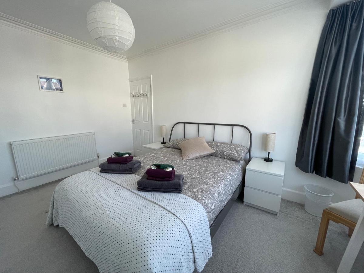 Double Bedroom With Tv In Sudbury Hill Wembley - 10 Mins From Wembley Stadium *