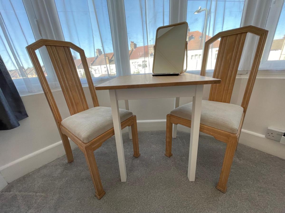 Double Bedroom With Tv In Sudbury Hill Wembley - 10 Mins From Wembley Stadium
